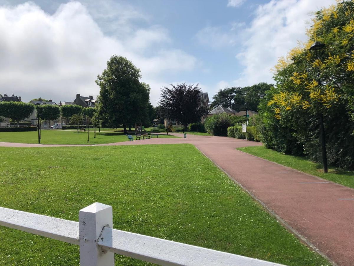 Vila Casa Parcului Villers-sur-Mer Exteriér fotografie